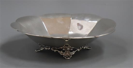 A 1930s octafoil silver bowl by Josiah Williams & Co, 11 oz.